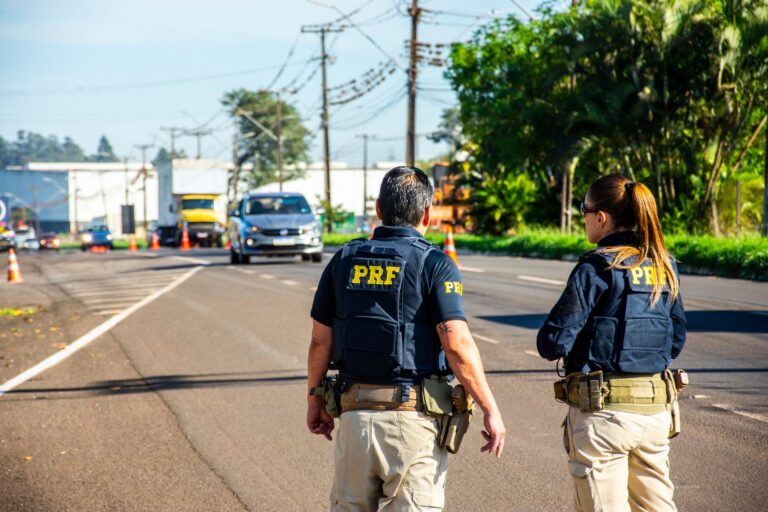 Fachada da sede da Polícia Federal com agentes em atuação