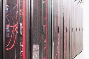 Servidores em um moderno data center com luzes de LED azul