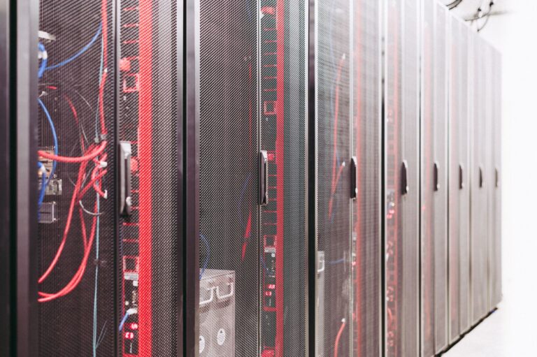 Servidores em um moderno data center com luzes de LED azul