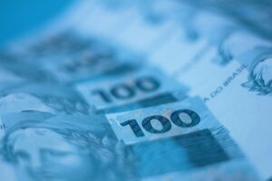 Gráficos de indicadores econômicos e análise de mercado no Brasil