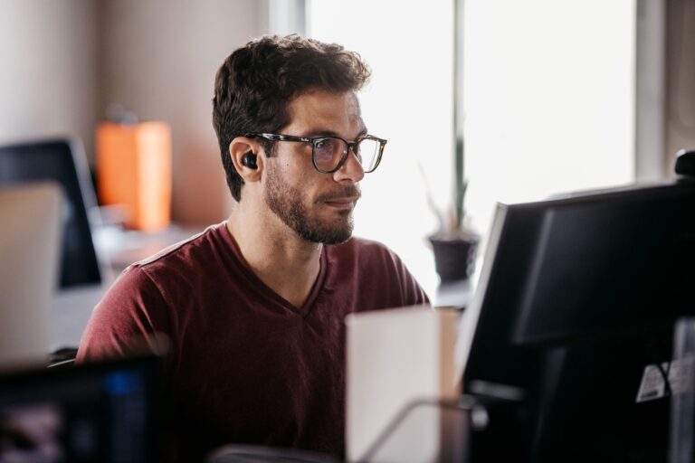 Trabalhadores em escritório corporativo moderno no Brasil