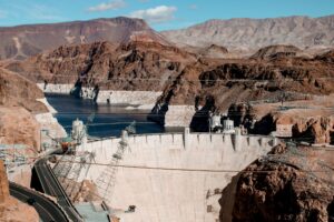 Usinas hidrelétricas e redes de transmissão de energia elétrica no Brasil