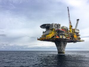 Plataforma de petróleo em alto-mar representando o setor energético brasileiro
