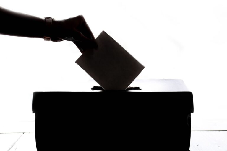 Urna eletrônica brasileira em seção de votação