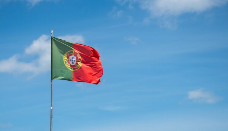 Gráfico de mercado financeiro com a bandeira do Brasil ao fundo