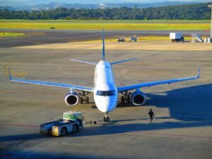 Avião comercial pousando em aeroporto regional brasileiro