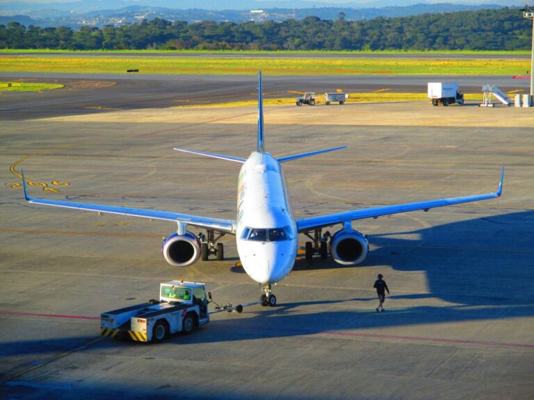 Avião comercial pousando em aeroporto regional brasileiro