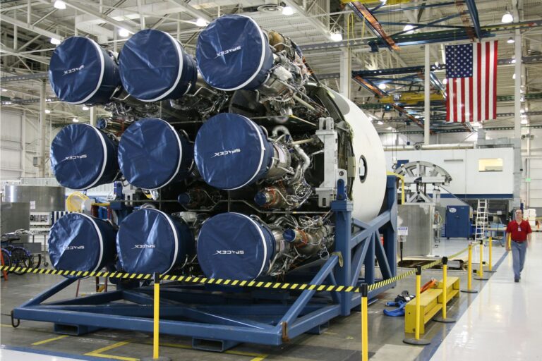 Linha de produção em fábrica industrial brasileira