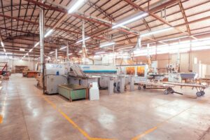Trabalhador em linha de produção de fábrica industrial no Brasil