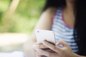Pessoa navegando em smartphone com dados móveis no Brasil