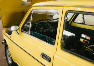 Pátio com veículos seminovos e usados expostos para venda em concessionária